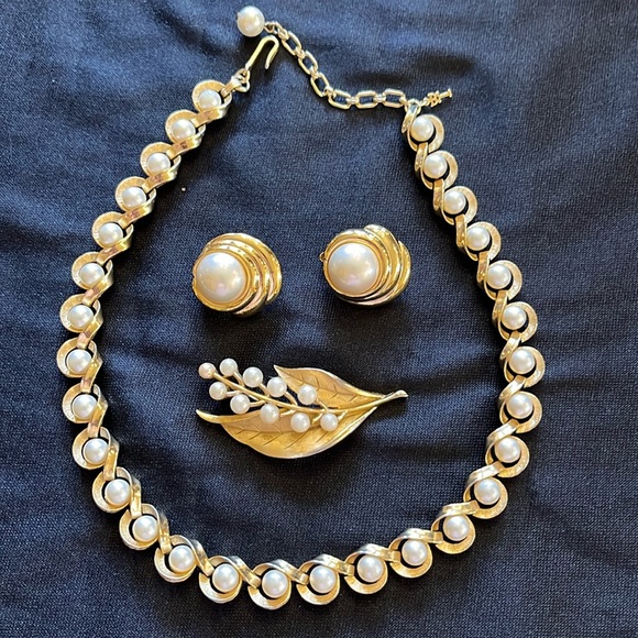 Vintage Trifari Pearl Necklace brooch and clip earrings full set
